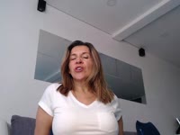 I consider myself an authentic, feminine, and very curious person. I enjoy conversation and creating a real connection with those who visit me.
I love sensuality, the playful glances, and the complicity that arises when two people dare to enjoy the moment. Here you