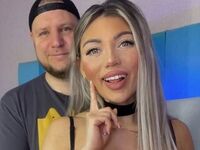 cam couple playing with sextoy LindyAndAndy