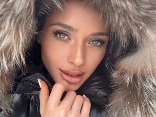 camgirl playing with vibrator AriannaCherie