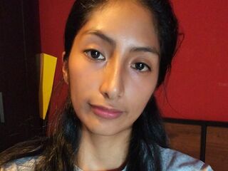 camgirl fingering shaved pussy MayraBravo