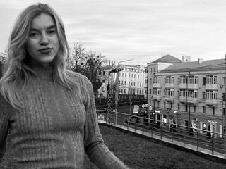 cam girl playing with vibrator SallyRodwell