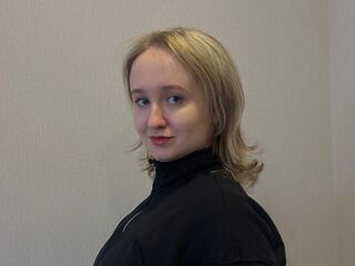 masturbating cam girl SuzannKernes