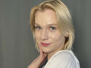 naughty cam girl fingering shaved pussy YerWhooley